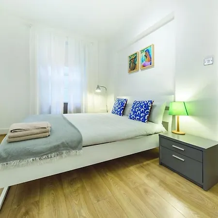 3 Bedroom Apartment In Westminster